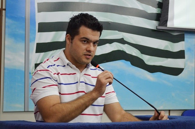 2018109_FOTO - Tiago cobra explicações sobre cadastramento dos moradores de Nova Odessa